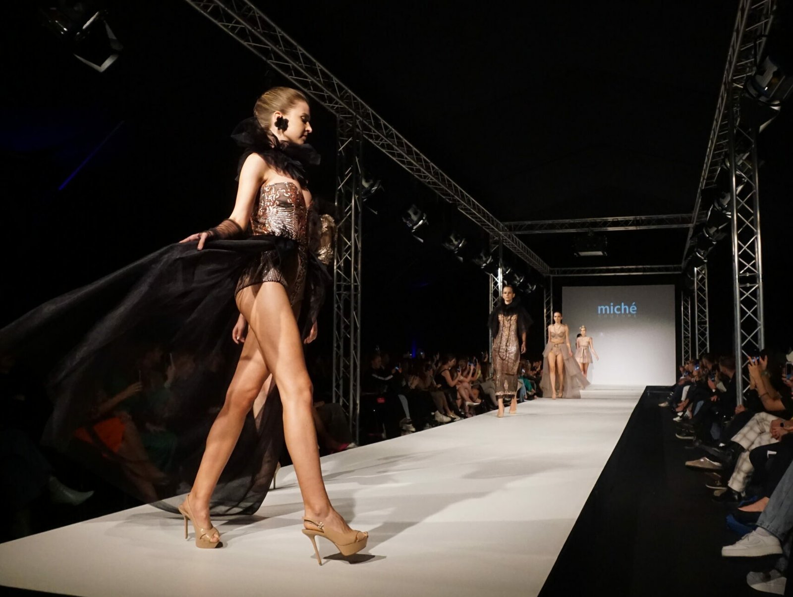 Miché Couture: Eine traumhafte Welt von Glamour und Seide