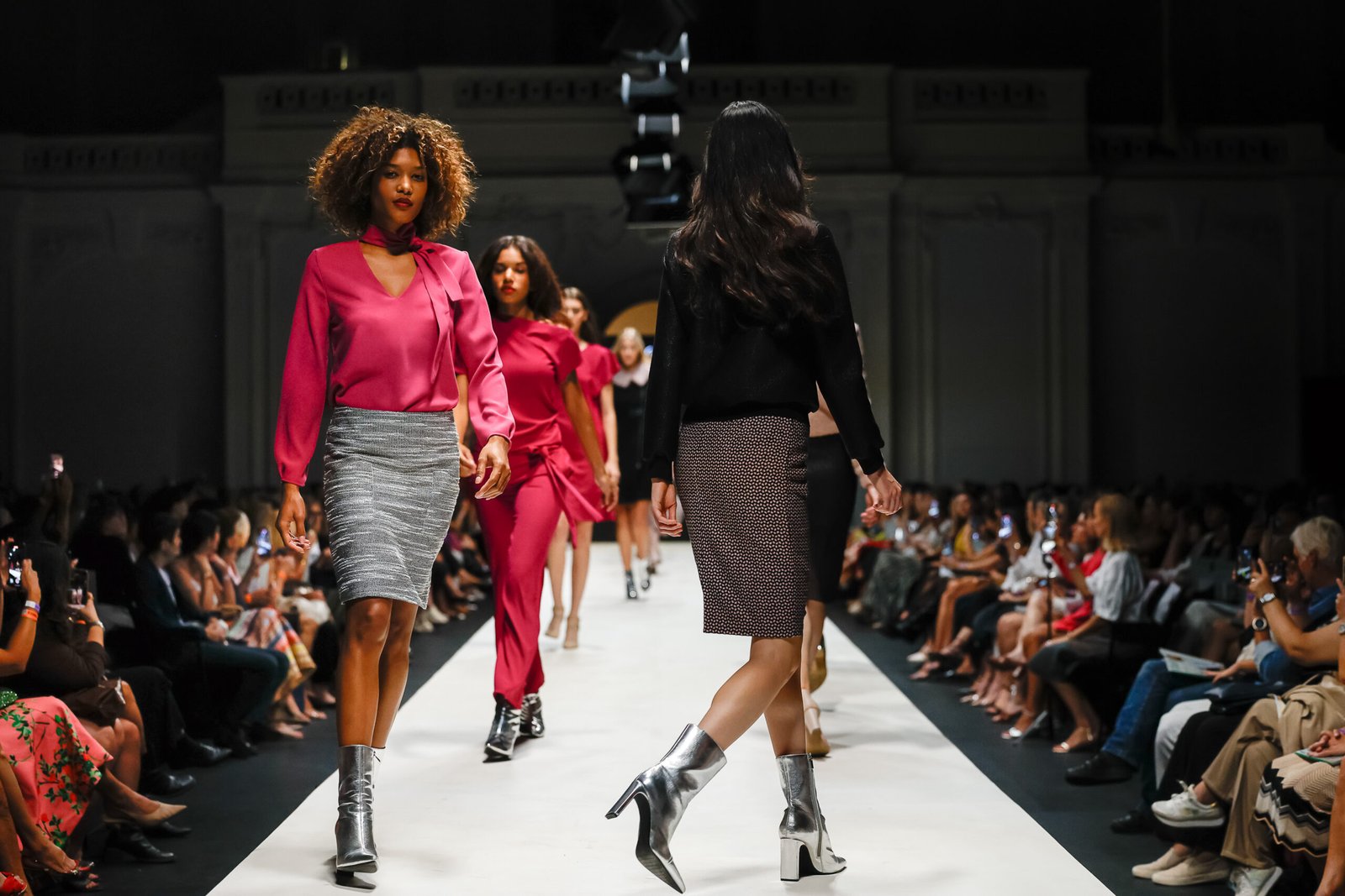 Sparkling evening wear and 60s chic at ELKE FREYTAG